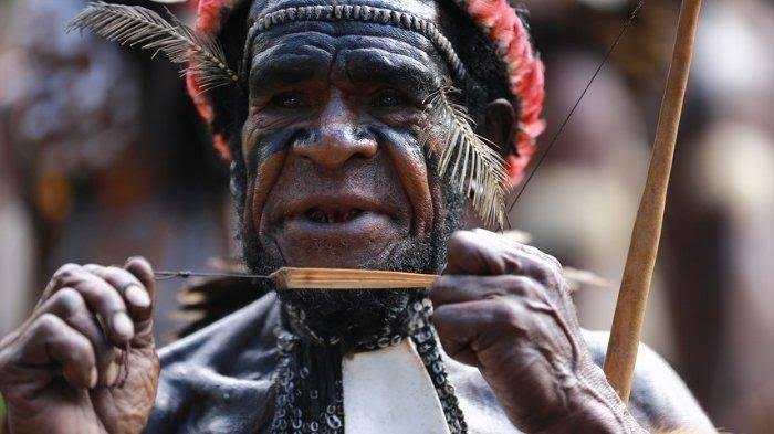 Pikon merupakan alat musik tradisional khas suku Dani Papua yang biasa dimainkan oleh kaum pria. Biasanya mereka memainkan alat ini sambil beristirahat setelah lelah bekerja seharian atau ketika bersantai di Honai.
Honai adalah rumah adat Papua🌹

#PuspitaNagari 
#programfolback