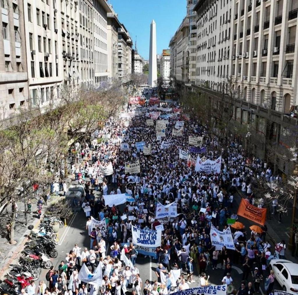 PamiHosp's tweet photo. Enorme movilización de #residentes, #concurrentes y trabajadorxs de la salud.
#Larreta Basta de ajuste y precarización de la salud✋ https://t.co/7doruDyHIn