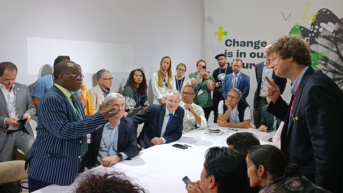CorpoNatupaz's tweet photo. El mundo habla en la COP27 en diferentes idiomas, maneras y perspectivas, pero con una misma preocupación "El cambio climático" y un mismo objetivo, trabajar unidos por descarbonizar las economías con acciones y trabajo conjunto con las comunidades indígenas y locales. #AccionYa https://t.co/AwNSBBOGQO