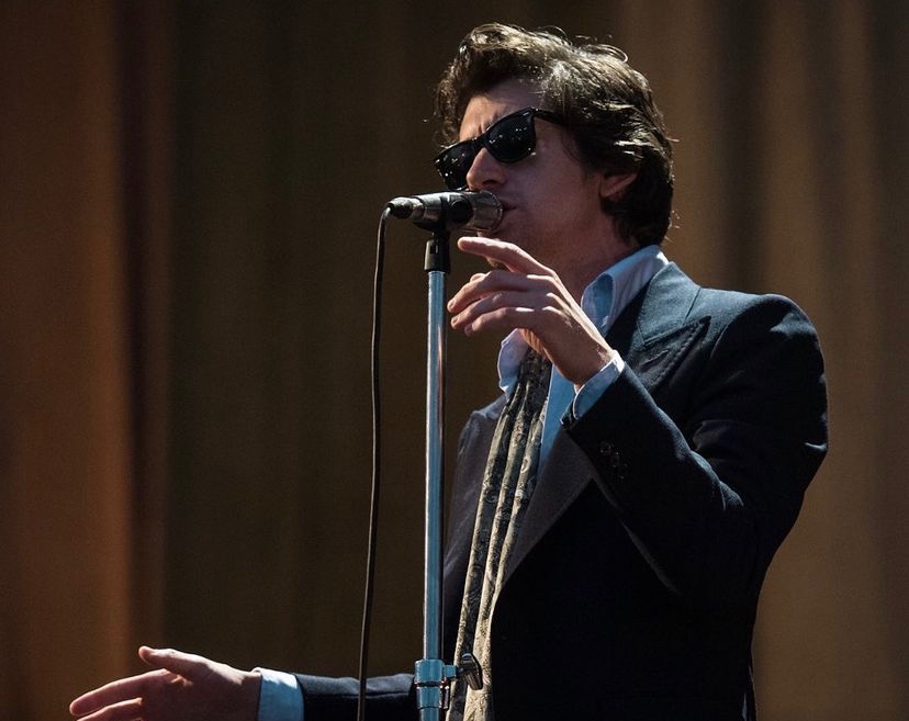 alexthourly's tweet photo. alex turner in buenos aires https://t.co/PwxVOttfB3