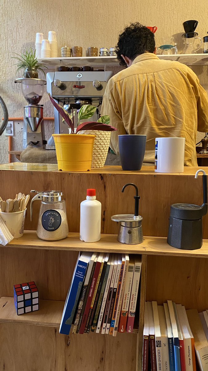 jopea302's tweet photo. les recomiendo ir a contacto café social club, un café muy acogedor que abrió hace poco en el centro mismo; caballero entre 25 de mayo y palma 

sirven café delicioso, barato y que se tuesta semanalmente

gian y andrés son súper amables y buena onda!!!

pasen pues!!! https://t.co/yUkt4Uj7Ox
