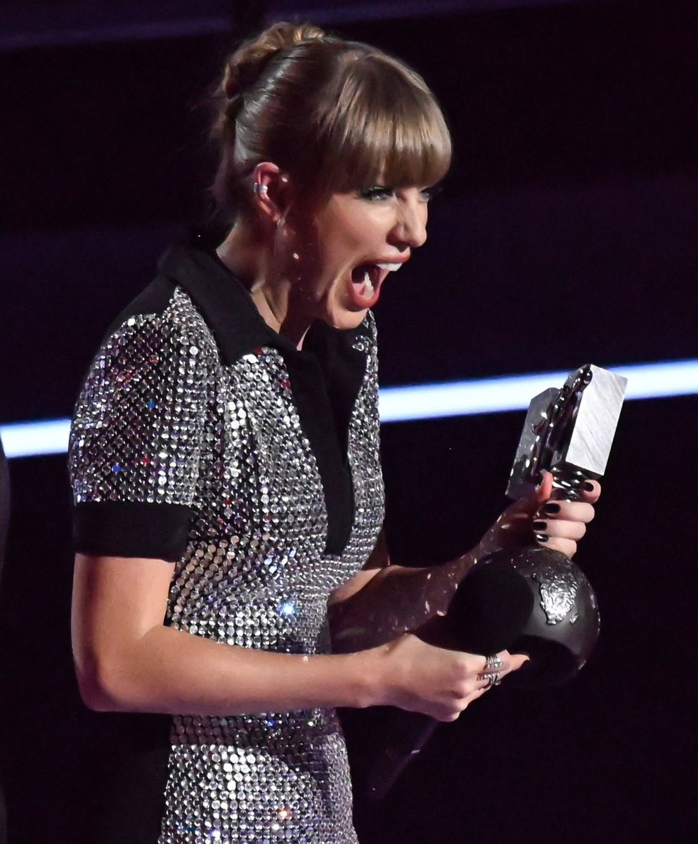 Taylor was so happy today, she was the biggest winner of the night and we can repeat this next week at the AMAs ‼️

I'm voting for Taylor Swift for Artist Of The Year at #AMAs 

GOAL: 3k replies + 1k rts