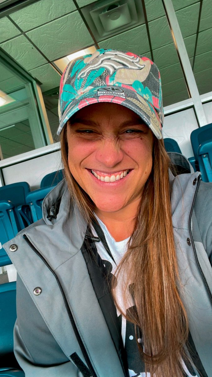 also, I won a raffle for the first time ever in my life and all I got was this absolutely 𝙛𝙞𝙧𝙚 broncos hat*

*and a notebook, a lanyard, a pin, and two pint glasses 🤗

shoutout to @denver_womensc for my first ever <a href="/Broncos/">Denver Broncos</a> swag!