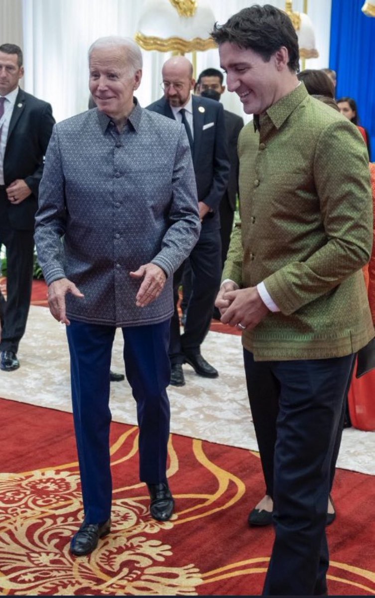 HaveWeAllGoneM1's tweet photo. This is disturbingly creepy
What other gathering of world leaders has had weird uniforms for them all to wear?

What is really going on here...🤔 https://t.co/jkvaAVYQ5m