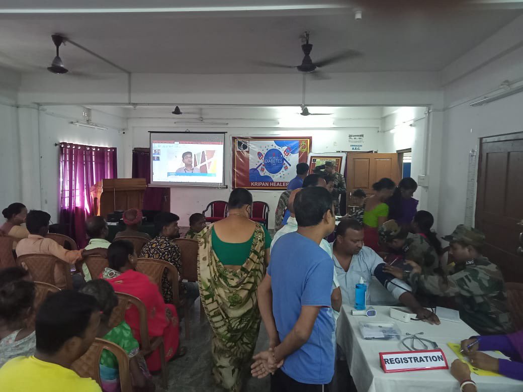 trishakticorps's tweet photo. #WorldDiabeteseDay

#KripanDivision reached out to locals at #Binnaguri, providing consultation, free blood sugar testing &amp; medicines on the occasion. Citizens welcomed the initiative by turning up in large numbers

#DiabeteseFreeWorld
#HealthIsWealth

@adgpi
@easterncomd https://t.co/v8nywZMBBH