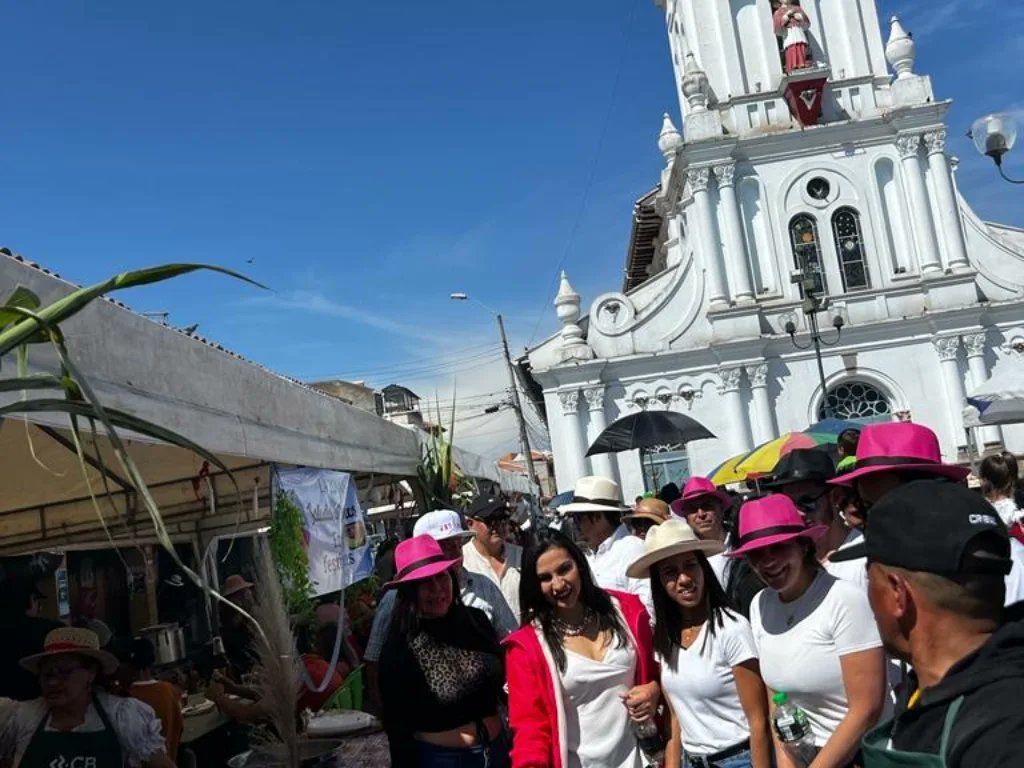 sin_veronicabad's tweet photo. #Cuenca Fiestas en la Parroquia #Ricaurte celebran en honor a su patrono San Carlos Borromeo.
No podría faltar el plato típico -que desprende un apetitoso olor- el “Banquete del Cuy”, éstoes una muestra de lo que es su gente, nada cómo nuestra tierra, ¡Nada!♥️
#AlcaldiaCuenca2023 https://t.co/IGdBaLcxt3