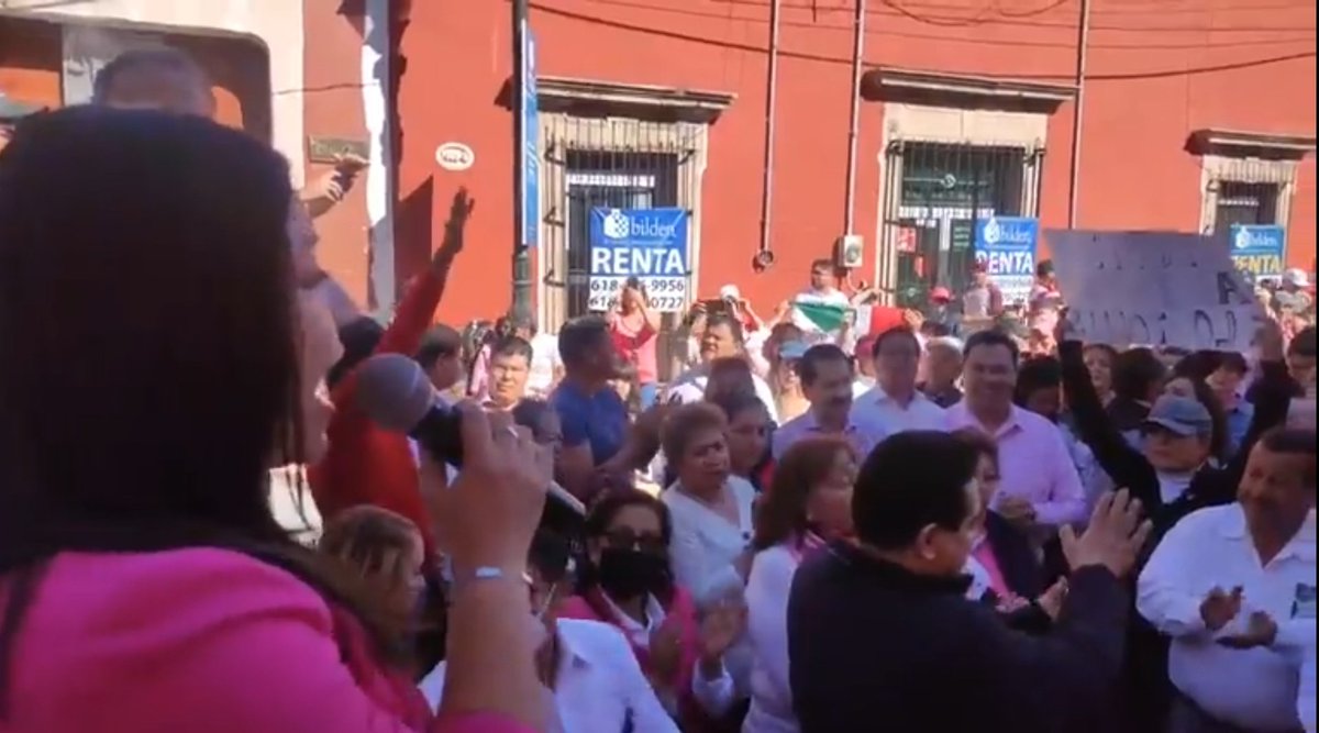 AidaSaucedoG's tweet photo. Hoy me tocó ser presentadora en la #MarchaPorLaDemocracia en #Durango Muy honrada en participar dando mensajes de respaldo a nuestro #INE
Por la democracia y nuestro futuro seguiremos alzando la voz en la defensa de nuestras instituciones! 🇲🇽🙋🏻‍♀️
#YoDefiendoAlINE
#ElINENoSeToca https://t.co/CXRuJ0WOiA