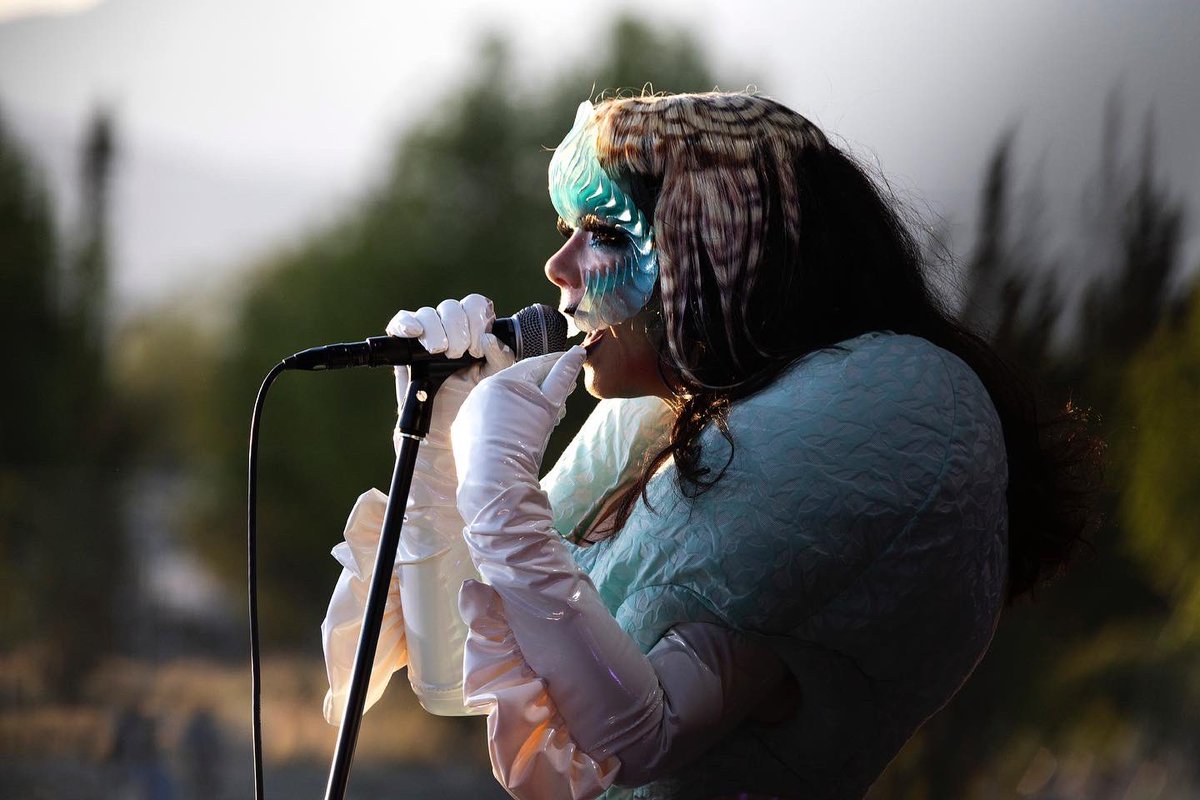 Primavera_STGO_'s tweet photo. @bjork y sentir la música de nuevo 
#PrimaveraSoundStgo 

photos by santiago felipe
conductor : bjarni frímann
orchestra : orquesta sinfónica nacional juvenil https://t.co/O2obH6vhBj