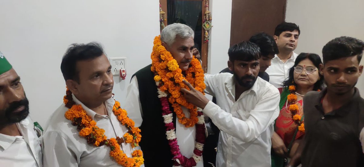 official_RKU's tweet photo. राष्ट्रीय अध्यक्ष महिपाल तोमर जी का काफिला अलीगढ़ पहुंचने पर अलीगढ़ के पदाधिकारी द्वारा स्वागत किया गया।
@MAHIPALTOMARRku https://t.co/eY4mNGskVC
