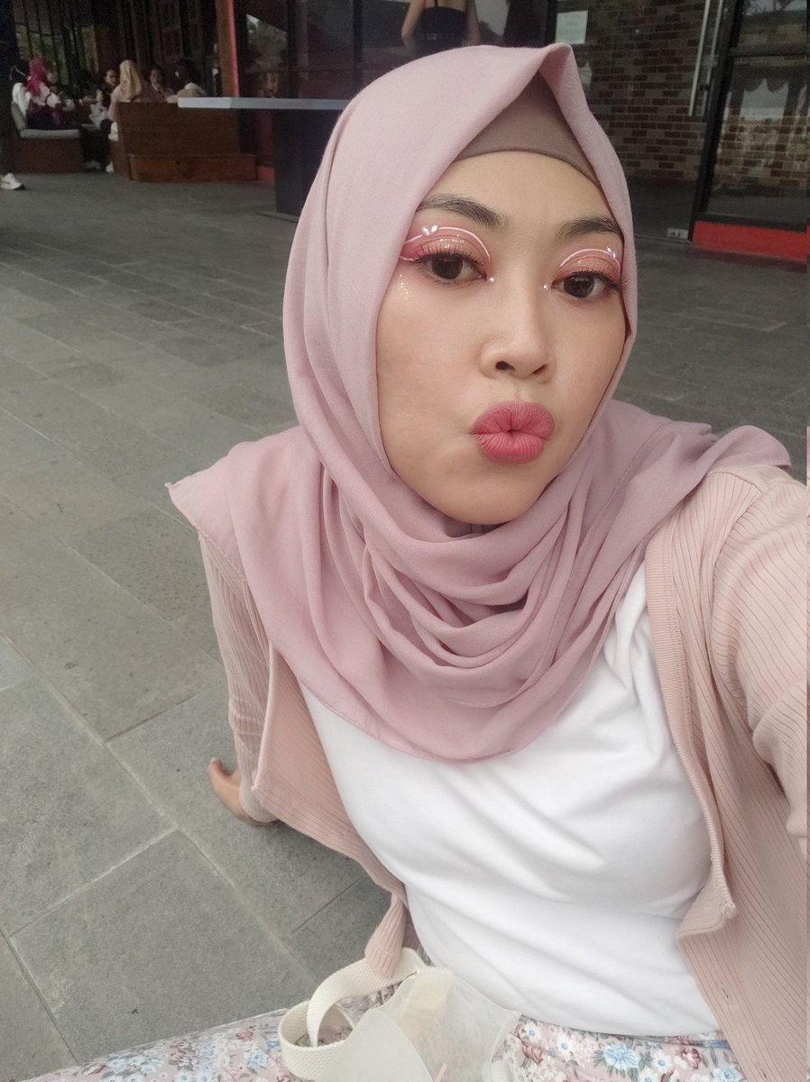 Ini hasil dari Jasa Eye Make Up  <a href="/seokhoonfactory/">ѕ α н</a> yang tanpa filter instagram. Maafin hobby monyong" aku setiap kali foto 😂😂😂 puas banget lah pokoknya!! xoxo #MANIACinJKT #EyeMakeUp #JasaEyeMakeUp 💚💗