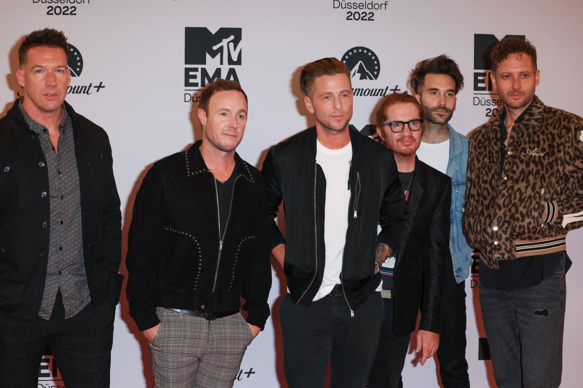 orepublicbrasil's tweet photo. 📸OneRepublic no Red Carpet do #MTVEMAs (1/2) https://t.co/TnbEzJZoE6