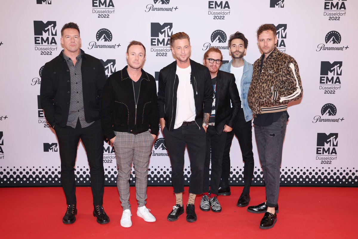 orepublicbrasil's tweet photo. 📸OneRepublic no Red Carpet do #MTVEMAs (1/2) https://t.co/TnbEzJZoE6