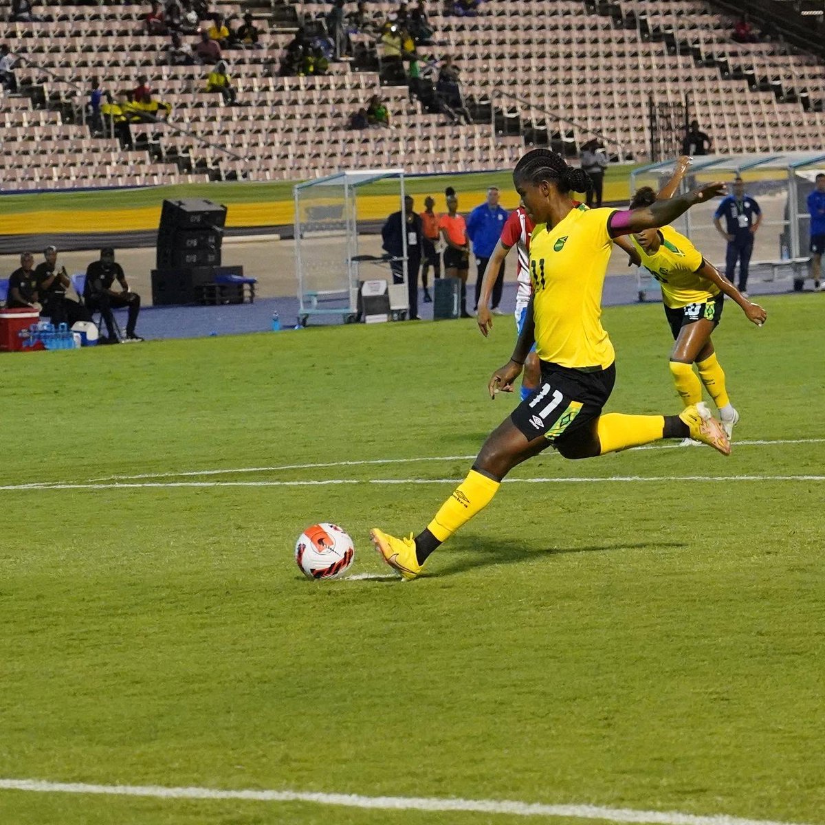 jff_football's tweet photo. Captain Bunny Shaw pulls one back for the Reggae Girlz from the penalty spot to start off the comeback! 💪🏿
.
#ReggaeGirlz #InternationalFriendly #BobMarleyFoundation #ReggaeGirlzFoundation #JAMPRY #JFF_Football https://t.co/dv73rUQFoF