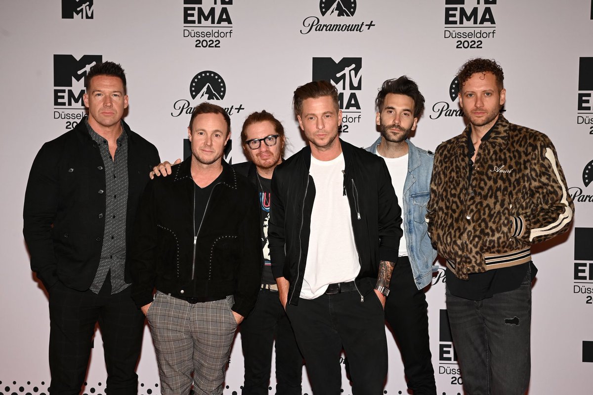 orepublicbrasil's tweet photo. 📸OneRepublic no Red Carpet do #MTVEMAs (2/2) https://t.co/Wa06HhqonD