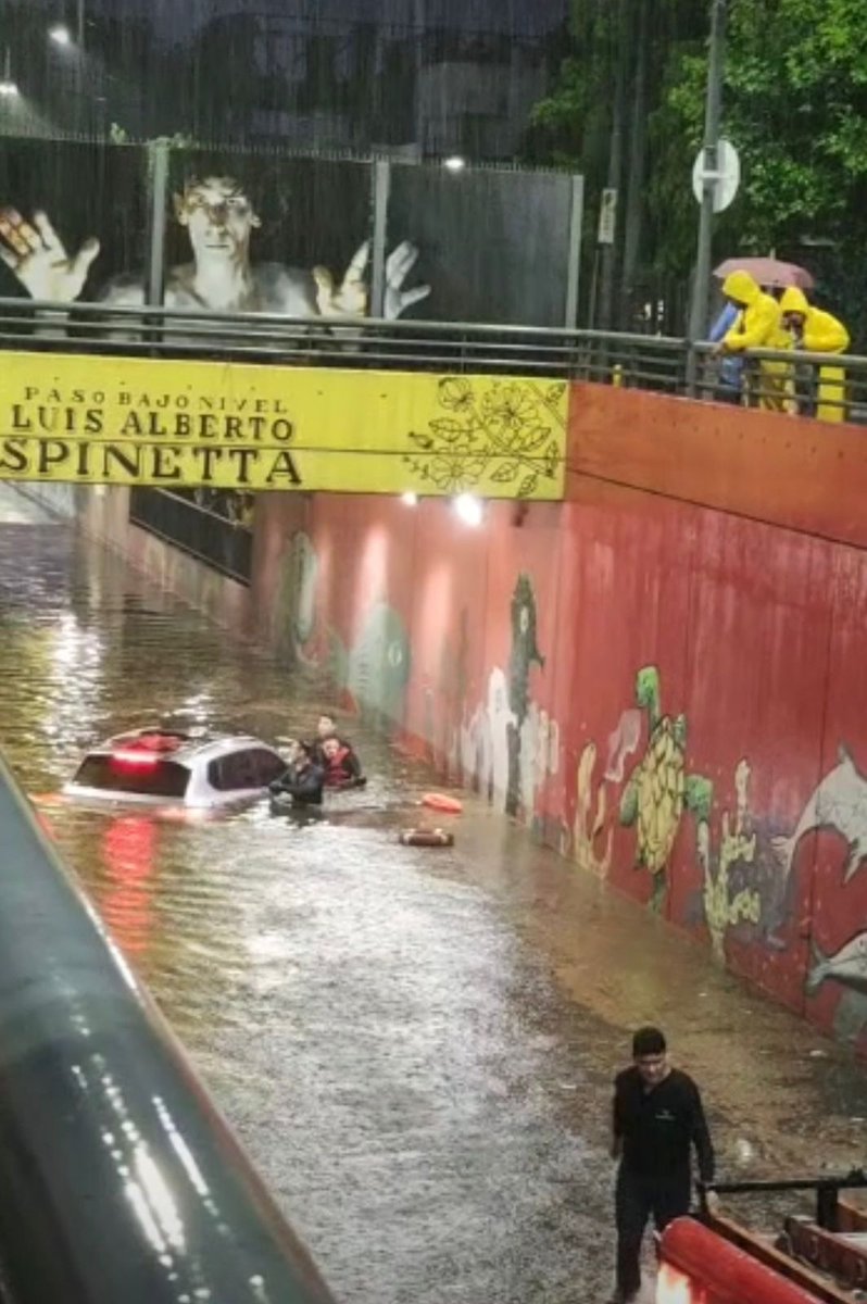 sofiaperrone's tweet photo. ⛈️Los barrios de #CABA con importantes inundaciones. ⛈️⛈️⛈️⛈️⛈️⛈️🛶🛶🛶🛶
Macri y Larreta nos habían dicho qué "#NoSeInundaMás"🛶🛶. Cinismo y vergüenza.            👉🏾  #CaosEnLaCiudad 🇦🇷
👉🏾 #LarretaEsPeorQueMacri https://t.co/Mg89tOvKak