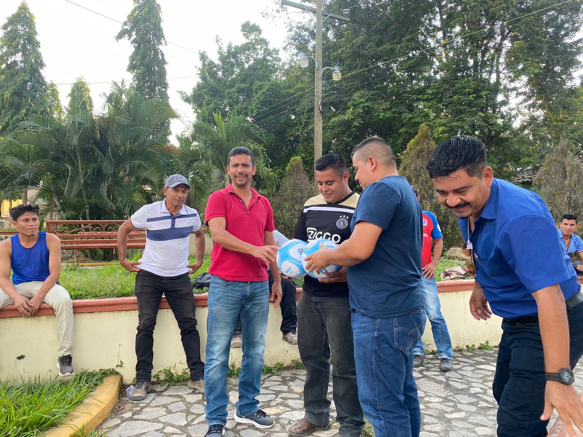 Porque el deporte es importante para nuestra juventud, el día de hoy dije presente dando mi apoyo para el campeonato navideño de San Francisco, Lempira. Les deseo muchos éxitos en la practica de estas actividades que fomentan la sana convivencia de nuestros ciudadanos.