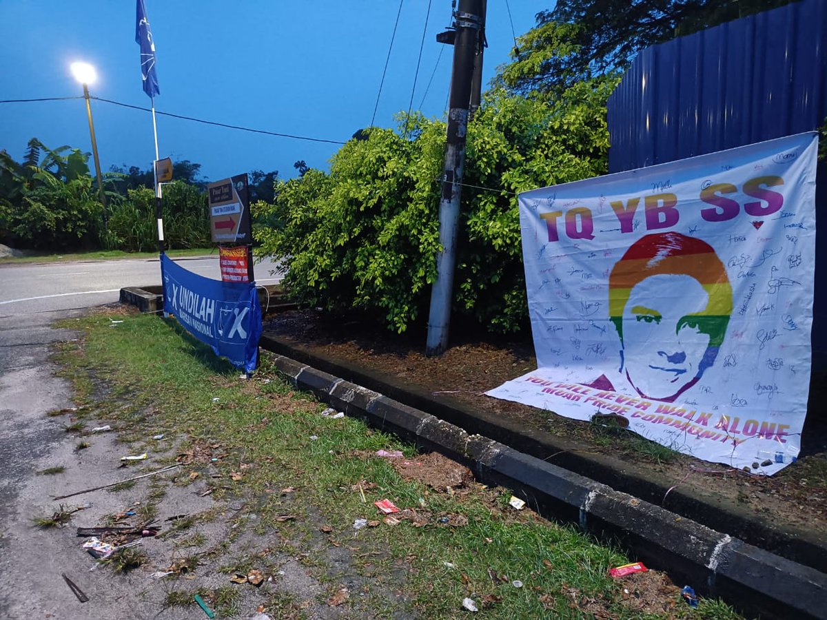 LanonJohor5's tweet photo. Puak LGBT Muar buat banner dengan penuh tandatangan sokong Syed Saddiq...
#binawe
#phundekitubenar https://t.co/EvY8A1irzW