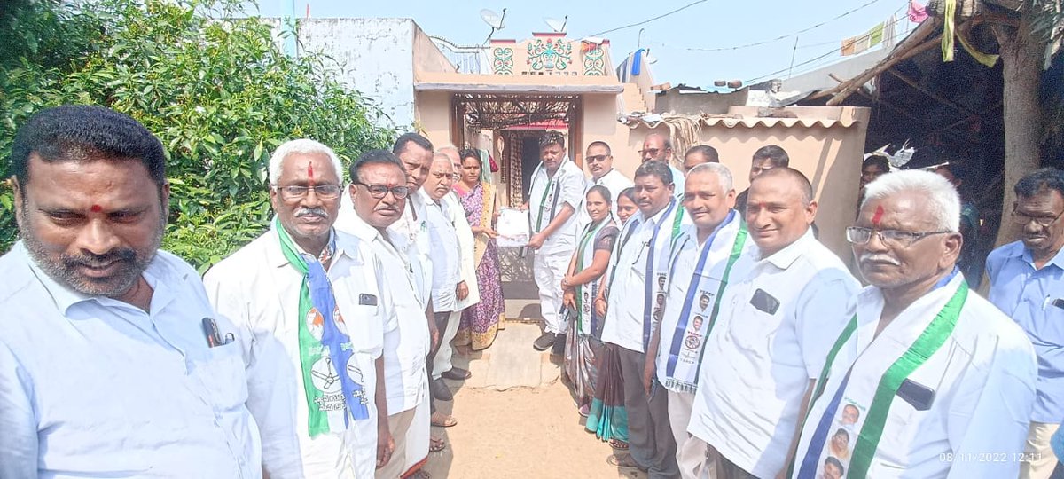 muralik_p12's tweet photo. పార్వతీపురం నియోజకవర్గం బలిజిపేట మండలం పనుకువలస గ్రామంలో 128వ రోజు గడపగడపకు మన ప్రభుత్వం కార్యక్రమంలో ఎమ్మెల్యే గారు తో పాటు బలిజిపేట మండల పార్టీ అధ్యక్షులు పాలవలస మురళీకృష్ణ https://t.co/DNtxn6S6Ad