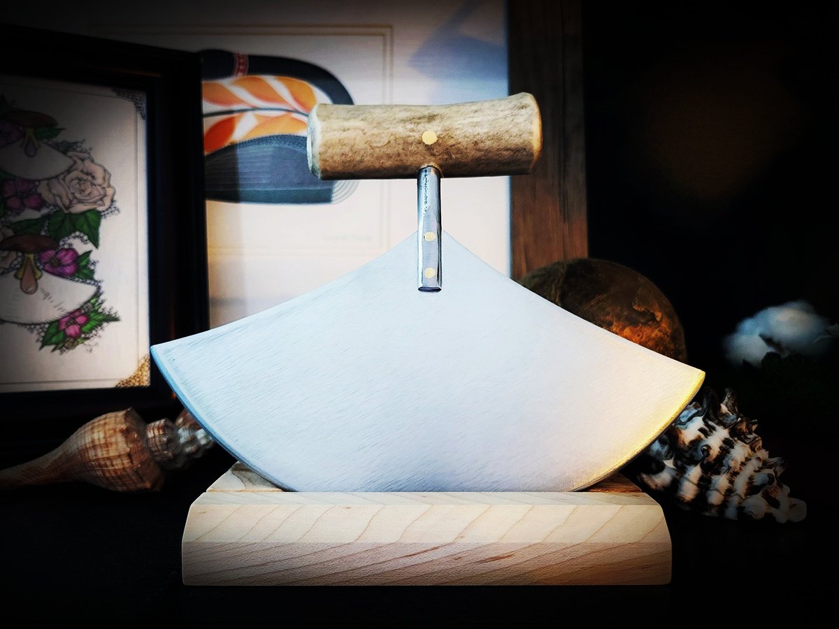 art_inuk's tweet photo. Been making some custom pieces with a different blade shape than I usually do. Planning to eventually use it for a new collection. https://t.co/th01ZNGMrL