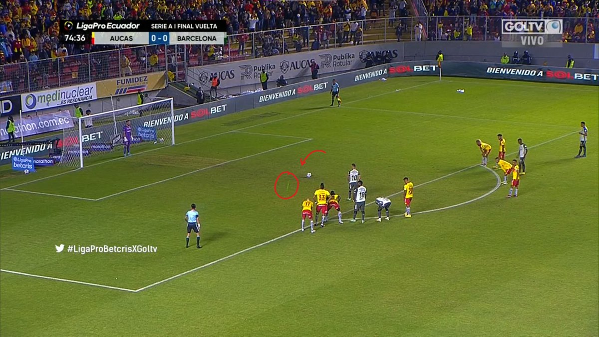 xaphajell's tweet photo. @BarcelonaSC mira esta guarrada, hacen lo posible para q no metan el gol, en la afición con laser https://t.co/xmUOmYnwoJ