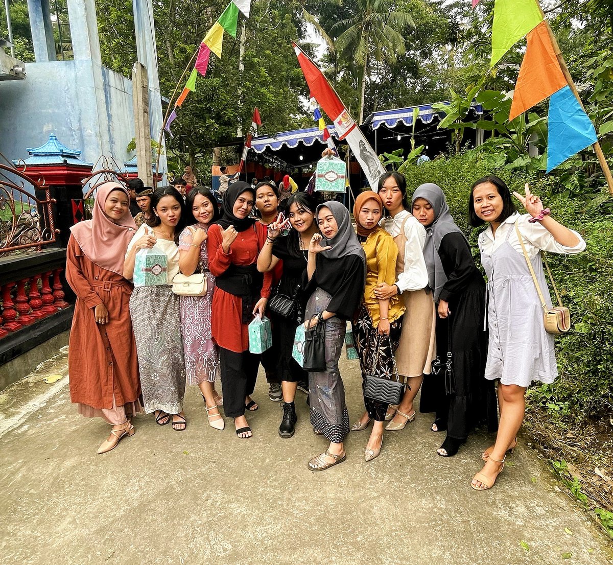 brdcstone's tweet photo. Selamat berbahagia Istrini dan suami💗 @Istriniphas_ https://t.co/poqSoXLY3Y