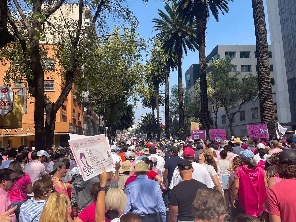 CarlosLoret's tweet photo. López Obrador jugó con fuego… y se quemó. La marcha de hoy es la demostración de que México está dispuesto a defender la democracia que el presidente tiene amenazada. #Loret en @latinus_us: https://t.co/uTv2bb5E0O https://t.co/HAWqwtn9Sv