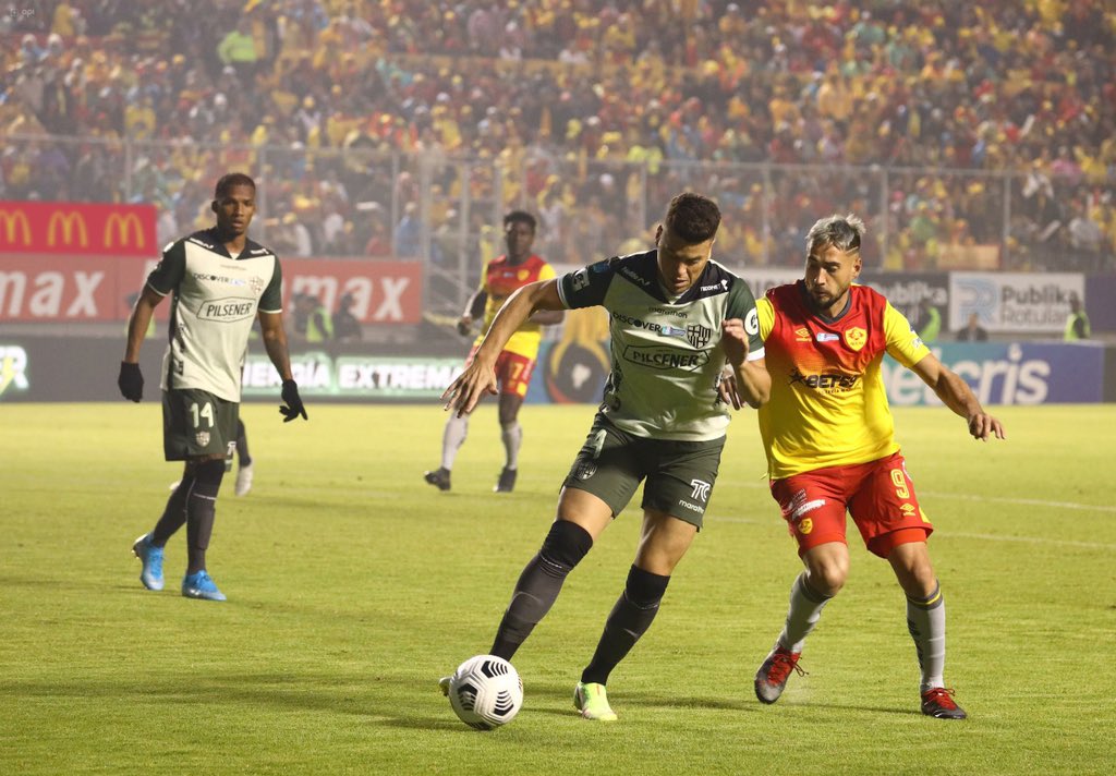 Fanboleros1's tweet photo. ¡AUCAS ES CAMPEÓN DEL FÚTBOL ECUATORIANO! 

#Aucas empató 0-0 frente a #Barcelonasc en el Gonzalo Pozo y por el 0-1 en la ida, los Orientales son monarcas por primera vez en su historia. 

Damián Díaz erró un penal. https://t.co/U3lsDJuFvy