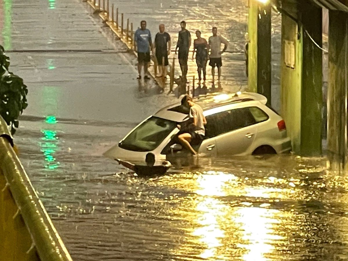 sofiaperrone's tweet photo. 📢📢LA TRANSFORMACIÓN NO PARA!!!👊🏾 Av Mitre y Santa Rosa Florida Oeste 👉🏾 #VicenteLopez uno de los municipios que más dinero recauda💰💰💰💰 con los impuestos más altos del país, bajo agua . ⛈️⛈️⛈️⛈️🛶🛶🛶🛶 https://t.co/JFGh1FSK09