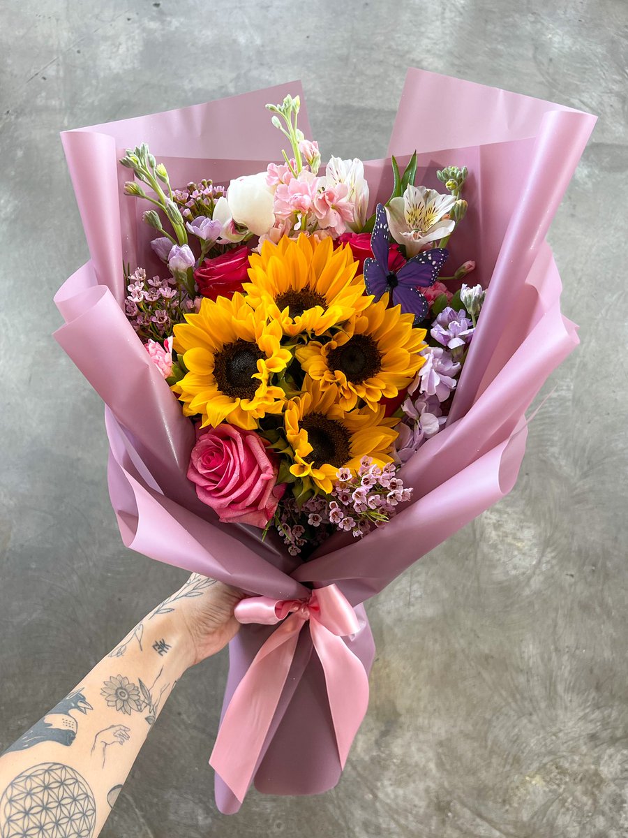 eileensfloral's tweet photo. pretty sunflower bouquet 🤍 https://t.co/FgKA3Qlser