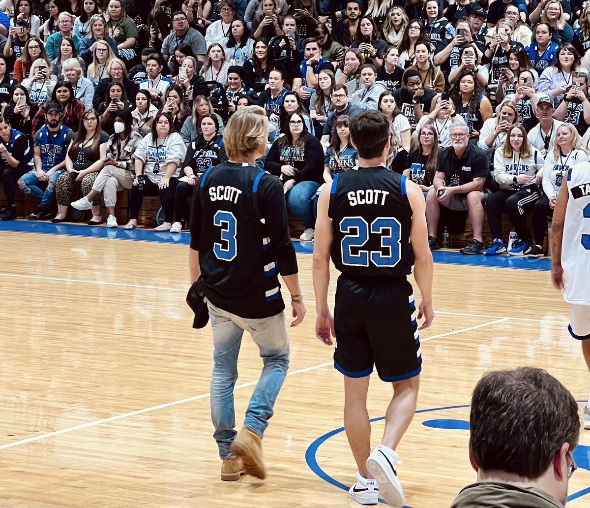 victoriarguzzo's tweet photo. the basketball game was such a core memory that will be engrained in my mind and the minds of one tree hill fans, forever. #OTHfam #OTHForever https://t.co/WiMRPcSRC1