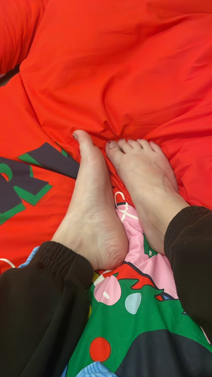 AprilRose020401's tweet photo. God my feet are gross after a long weekend of moving house! They stink and they’re sore! If you could sniff them through the phone you’d be gagging!
#feet #footfetısh #findomme #findom #paypig #cashcow #dirtyfeet #stink #cahsapp https://t.co/FYqTtNmVbG