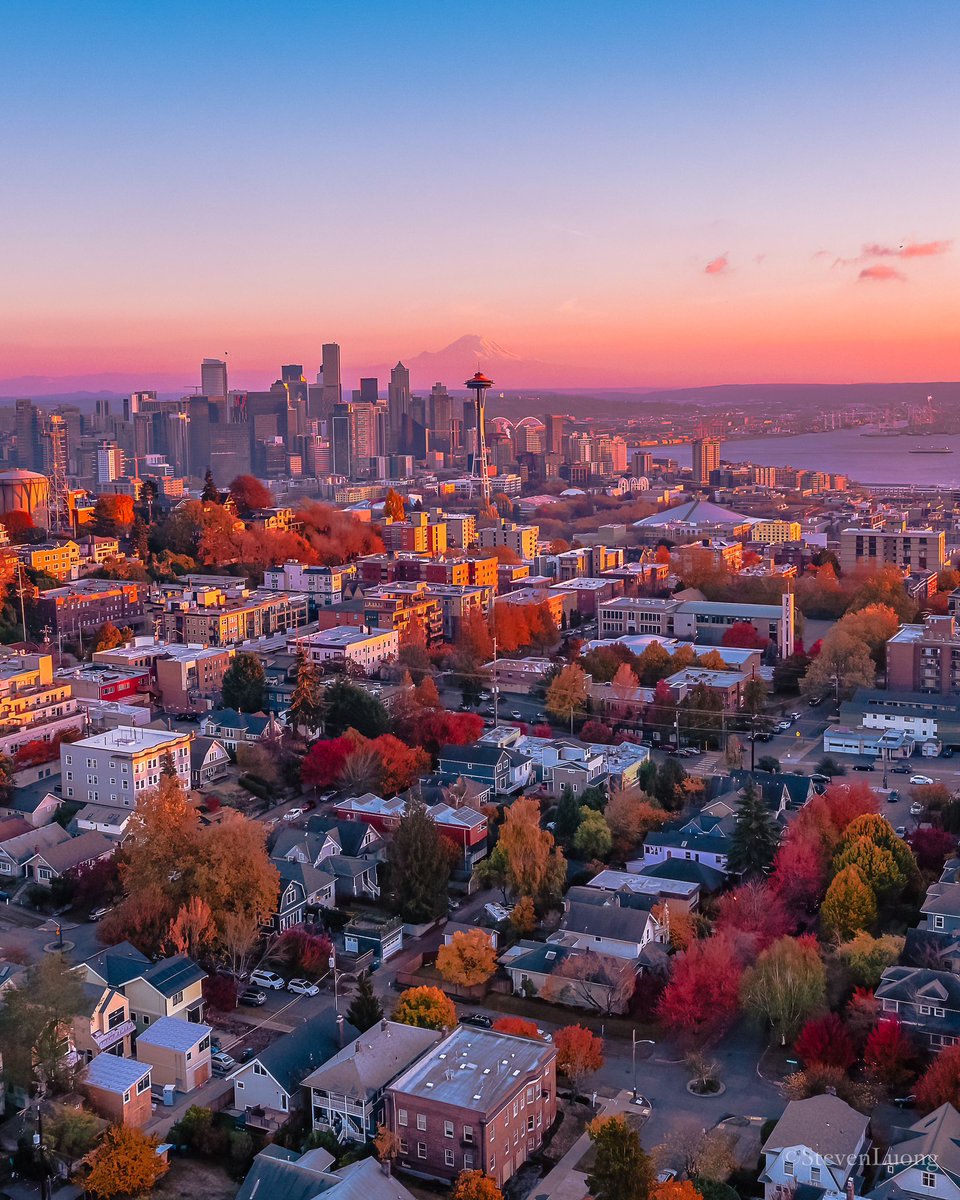 When fall colors meet golden hours tonight in the emerald city! 🍁