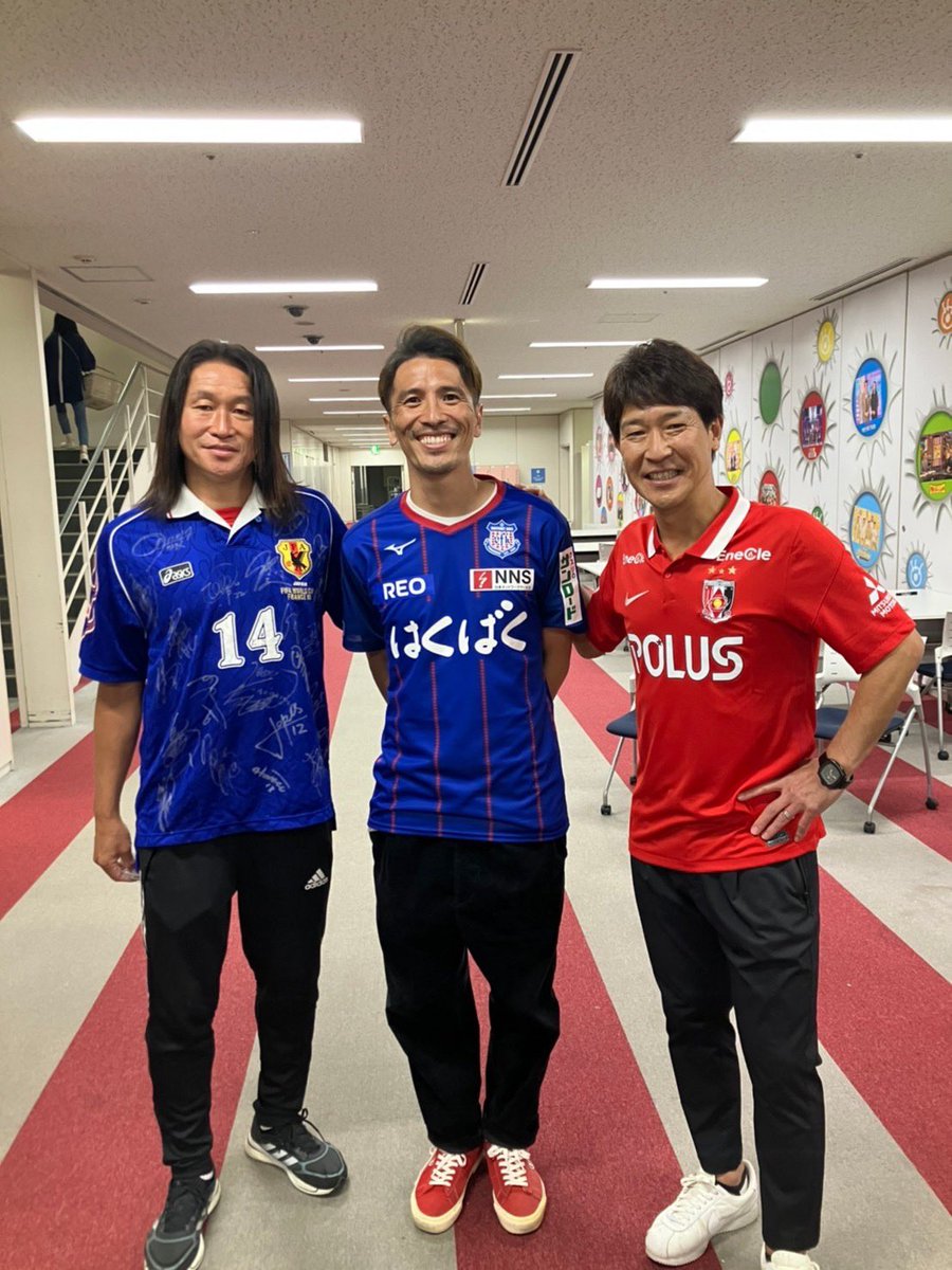 mizuuchitakeshi's tweet photo. 今日19時から壁になってます❗️レッズのユニフォームのお陰で色的には目立ってます👍探してください🫡
#99人の壁 #フジテレビ #サッカー選手 #岡野雅行 #小椋祥平 https://t.co/JgscFwaBVa