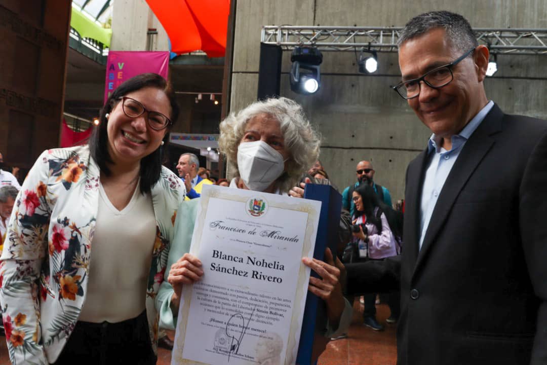 En conmemoración del Día Nacional de Teatro, los directivos de la <a href="/CNTeatroVe/">CNTVenezuela</a> junto a diversas autoridades del <a href="/minculturave/">Ministerio del Poder Popular para la Cultura</a> realizaron entregas de reconocimientos a personalidades quienes año tras año llenan las tarimas para entretener al público amante de esta rama artística 🎭