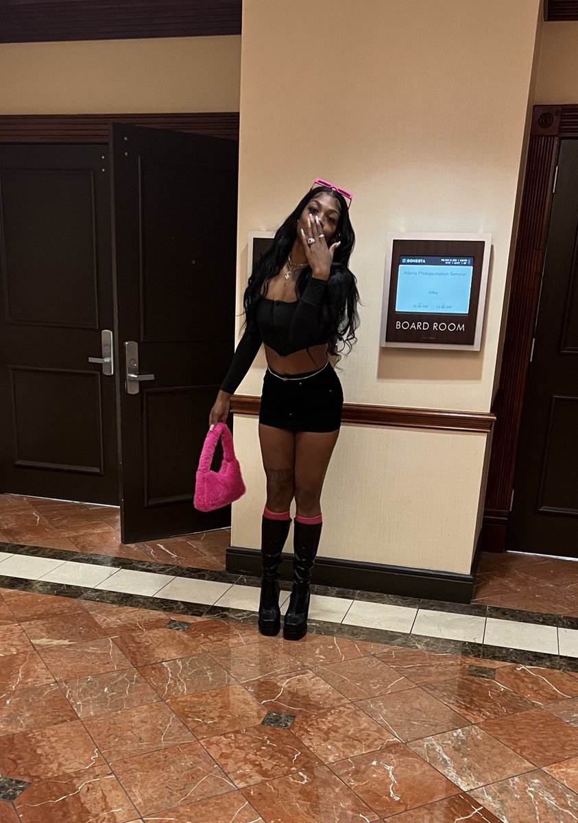 ___Kween's tweet image. Pretty little drop 💅🏾 #milanoweekend