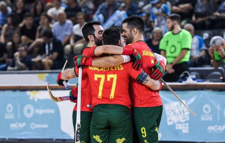 Mayaraccl18's tweet photo. Orgulho em ser portuguesa.
Parabéns  pela vossa dedicação que infelizmente não deu para "combater" contra a seleção Argentina +arbitragem.
Parabéns rapazes do Hoquei🇵🇹🇵🇹
#hoqueipatins https://t.co/3z7AvVmjg8
