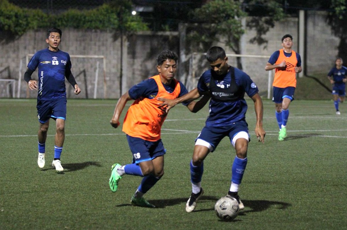 LaSelecta_SLV's tweet photo. 💪🏽⚽️🇸🇻| La Selección Nacional Mayor finalizó con su preparación y viaja este lunes 14 de noviembre a Nicaragua para el juego amistoso internacional ante @Fenifutnica.
#LaSelectaMayor #ElSalvador https://t.co/NmB6iIMcNy