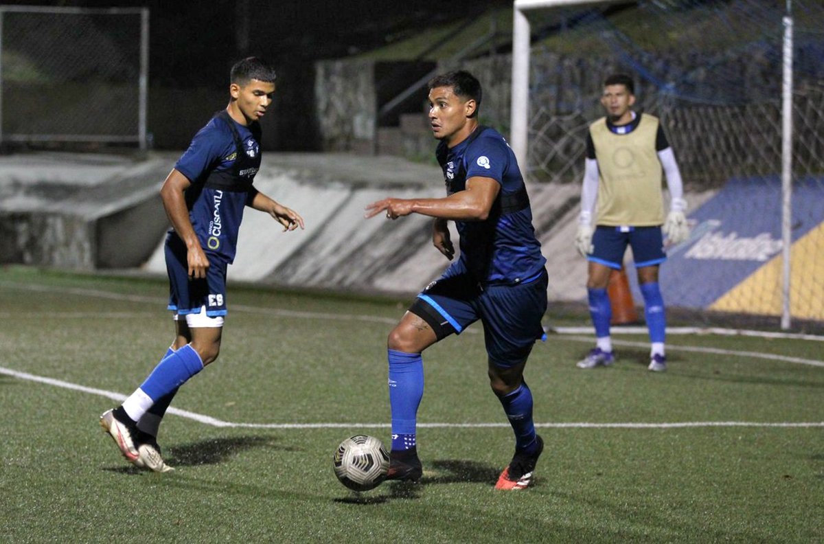 LaSelecta_SLV's tweet photo. 💪🏽⚽️🇸🇻| La Selección Nacional Mayor finalizó con su preparación y viaja este lunes 14 de noviembre a Nicaragua para el juego amistoso internacional ante @Fenifutnica.
#LaSelectaMayor #ElSalvador https://t.co/NmB6iIMcNy