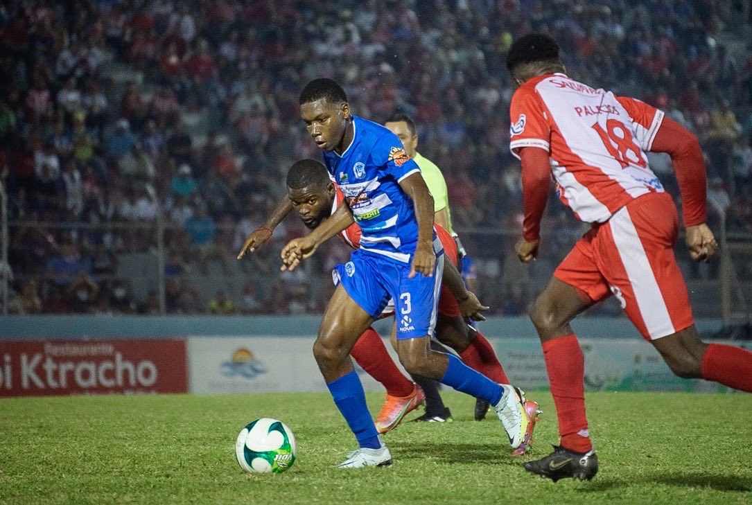 gersongomezrosa's tweet photo. Al cierre de la fecha 17 de la Liga Nacional, estos sonos resultados.
🤠 Honduras 1-2 Olimpia 🦁
🚂 Real España 4-3 Olancho FC 🐴
🦀 Victoria 1-0 Vida 🥥
🦅 Motagua 2-2 Real Sociedad 🌴
🐺 Lobos UPN 2-1 Marathón 🦖
Presentado por #cafeRubio https://t.co/9koaMuE3uE