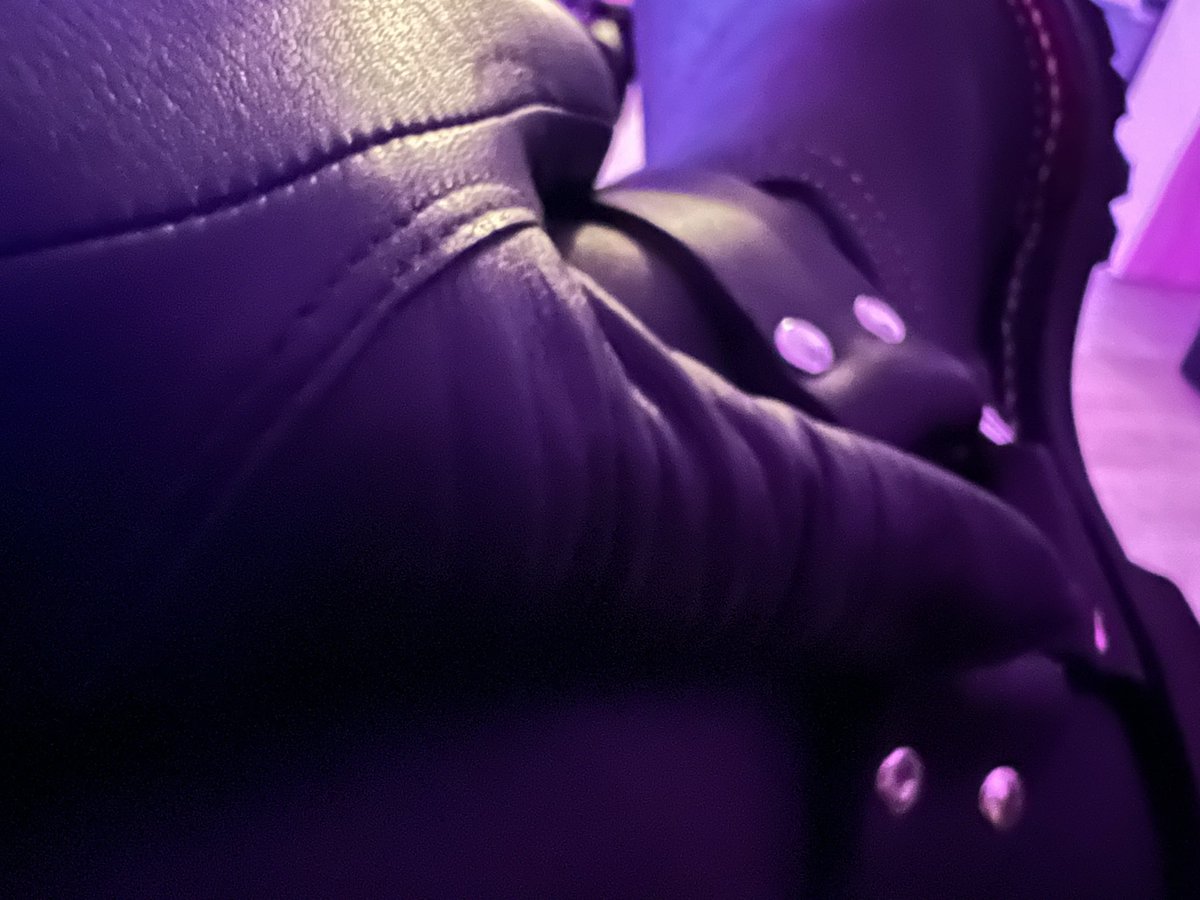 PedalFanYt's tweet photo. Another weekend comes to a close. Hope you all enjoyed yourselves. #bootmen #boots #wescos #wescoBoots #leatherandDenim #leather https://t.co/n8gmqmBMrT