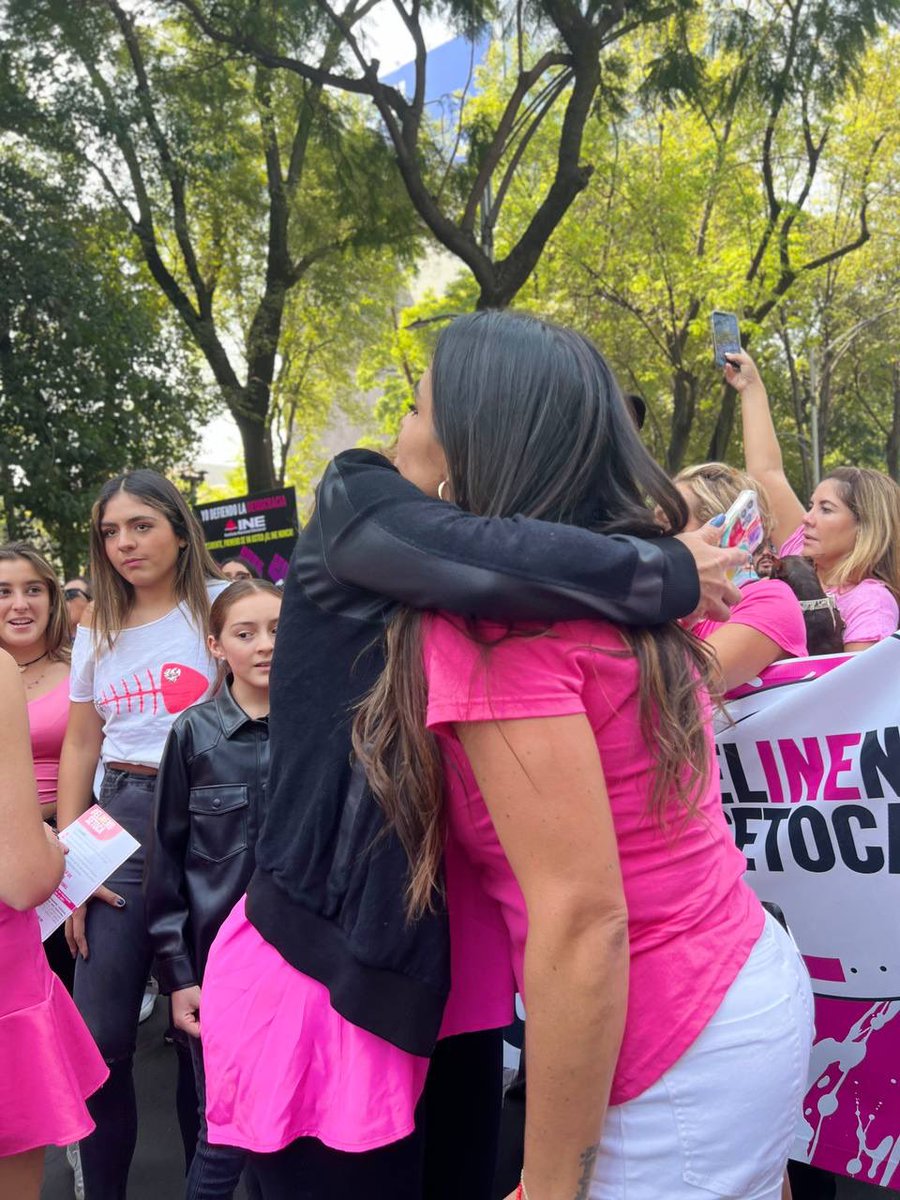 AlessandraRdlv's tweet photo. Feliz cumpleaños presidente @lopezobrador 

A usted y sus fieles y obedientes autoridades, represoras, hipócritas y mentirosas, todas las personas que ven aquí, nos vamos a encargar de sacarlos. Gobierno miserable y autoritario. 

Y otra cosita más… 

🧵👇🏾 https://t.co/KuxTAwsJmW