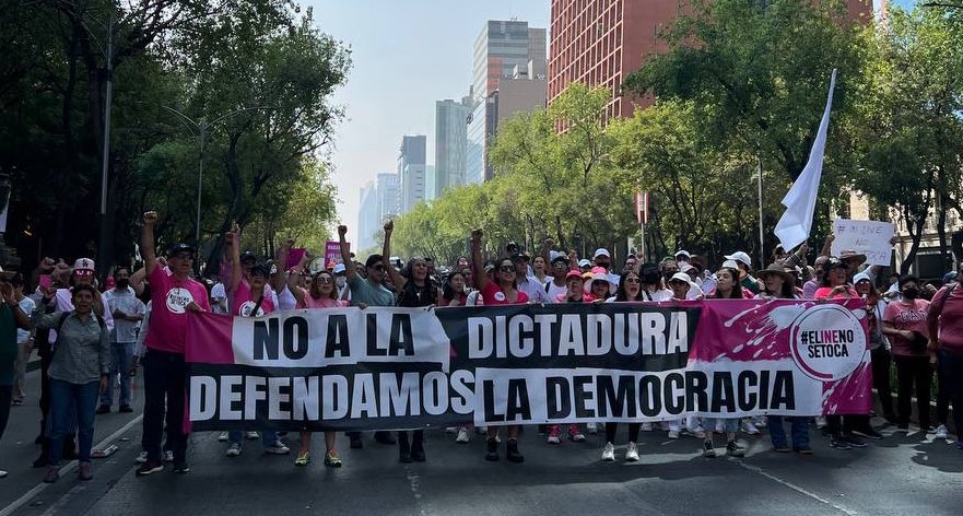 AlessandraRdlv's tweet photo. Feliz cumpleaños presidente @lopezobrador 

A usted y sus fieles y obedientes autoridades, represoras, hipócritas y mentirosas, todas las personas que ven aquí, nos vamos a encargar de sacarlos. Gobierno miserable y autoritario. 

Y otra cosita más… 

🧵👇🏾 https://t.co/KuxTAwsJmW