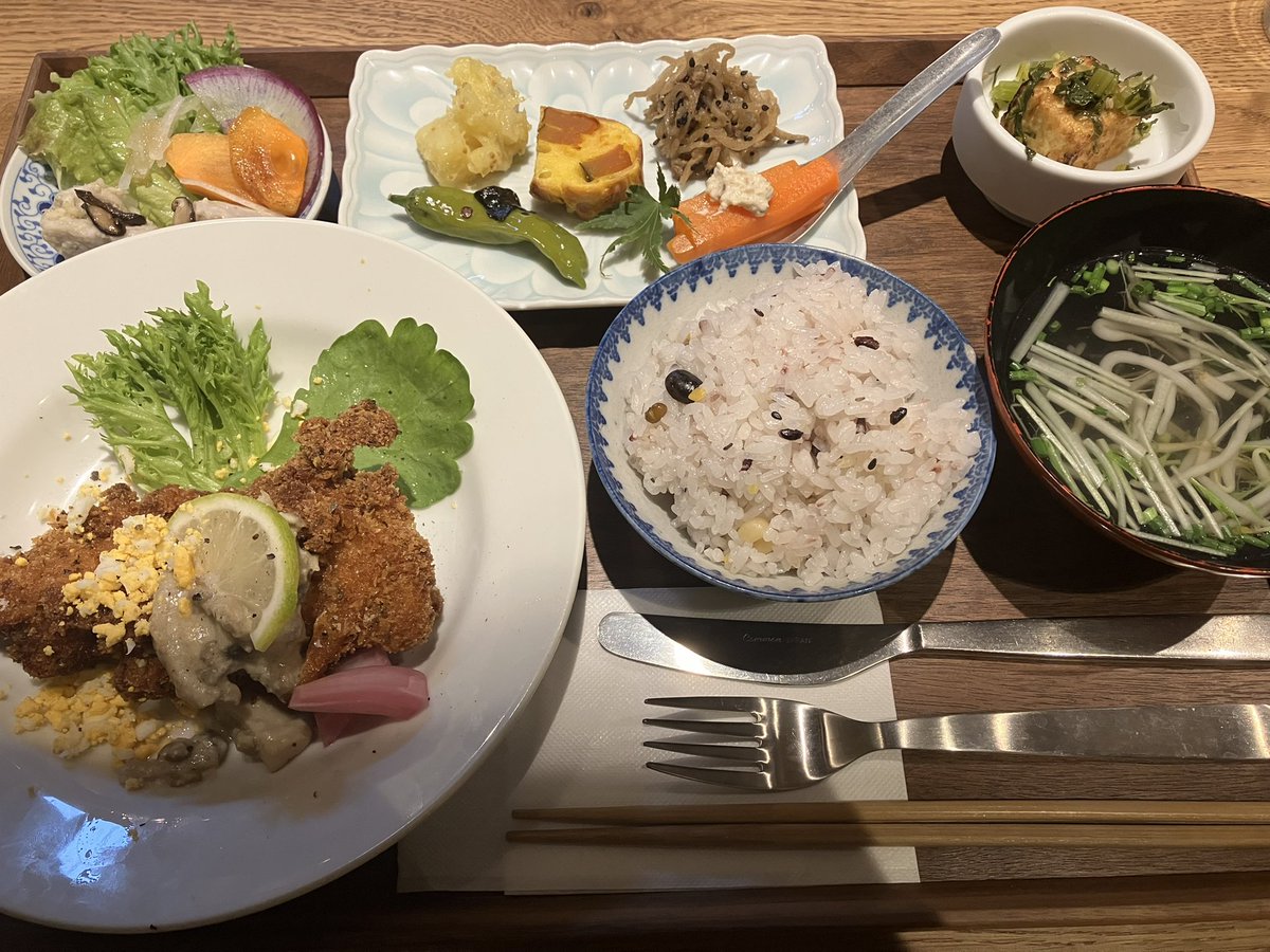 山口駅の近く?にあるまるまつ食堂行ってきたよ☺️メニュー表のイラストがものすごく可愛かった…!まるで食材絵本のよう😍ランチも身体にいいものばかりで整いましたわ〜☺️ 