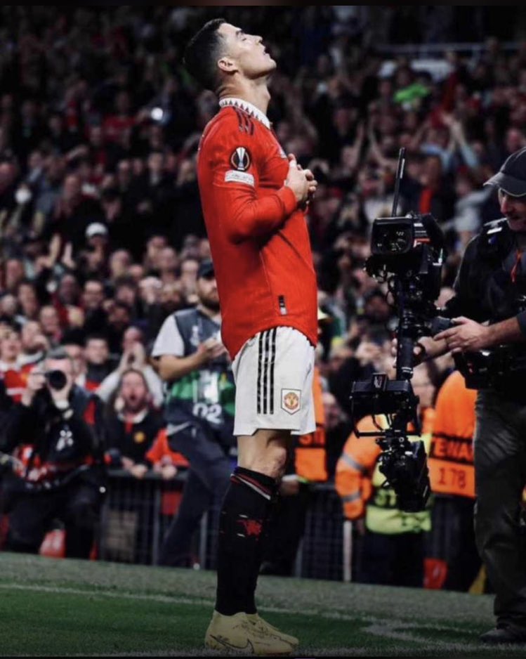 CastroBillz's tweet image. If Ronaldo thinks, I agree 
If Ronaldo speaks, I listen.
If Ronaldo orders, I obey.
If Ronaldo has a million fans, I am one of them.
If Ronaldo has one fan, I am that fan.
If Ronaldo has no fans, it&apos;s because I no longer exist. 
 #CR7𓃵