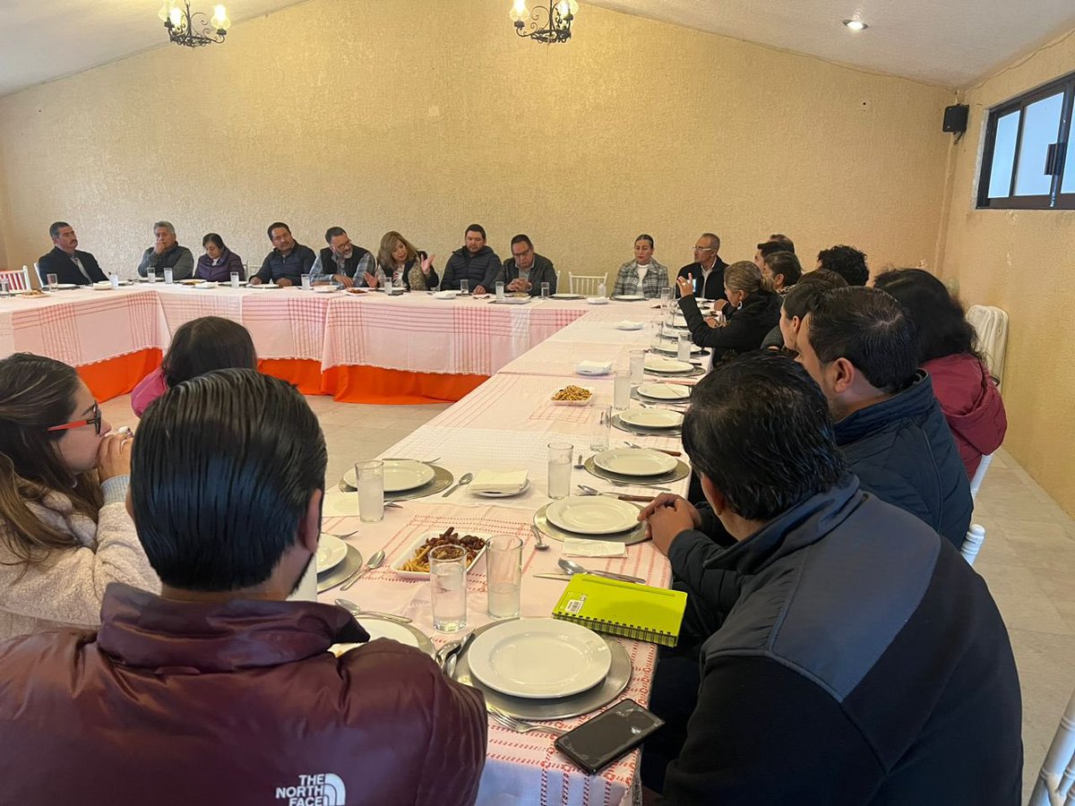 CeliaOrtuno's tweet photo. Por eso esta tarde de domingo recibimos a Ernesto Guerrero Aguilar Secretario de Acuerdos de la coordinadora estatal de Movimiento Ciudadano (MC)  para darle rumbo y certeza a la ciudadanía, donde recordamos que…

#MovimientoCiudadano #Puebla #Teziutlan #ElCambioCiudadano https://t.co/Z9s9J8HBm6
