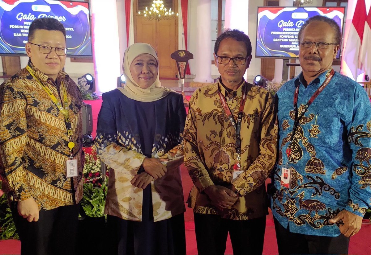 Doc_Andi's tweet photo. Bersama Gubernur Jatim Ibu Khofifah Indar Parawansa dalam kegiatan Konferensi Forum Rektor Indonesia https://t.co/LGAdA4PbpI https://t.co/Jm9u3PrUFD