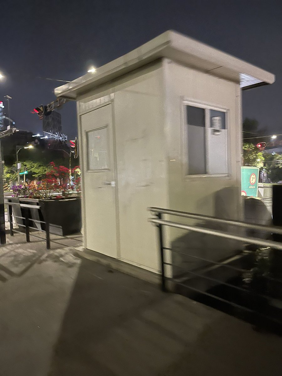 javitodf's tweet photo. @SeGobCDMX @Claudiashein @SOBSECDMX el #Ecoducto @ecoductomx en situación de #abandono sin iluminación, sin vigilancia las tres casetas sin personal de @UCS_GCDMX #MuyMal @Pajaropolitico @asilascosasw @warkentin @jrisco @IbethParga 😔😔😔 https://t.co/VVlz1I1HMl