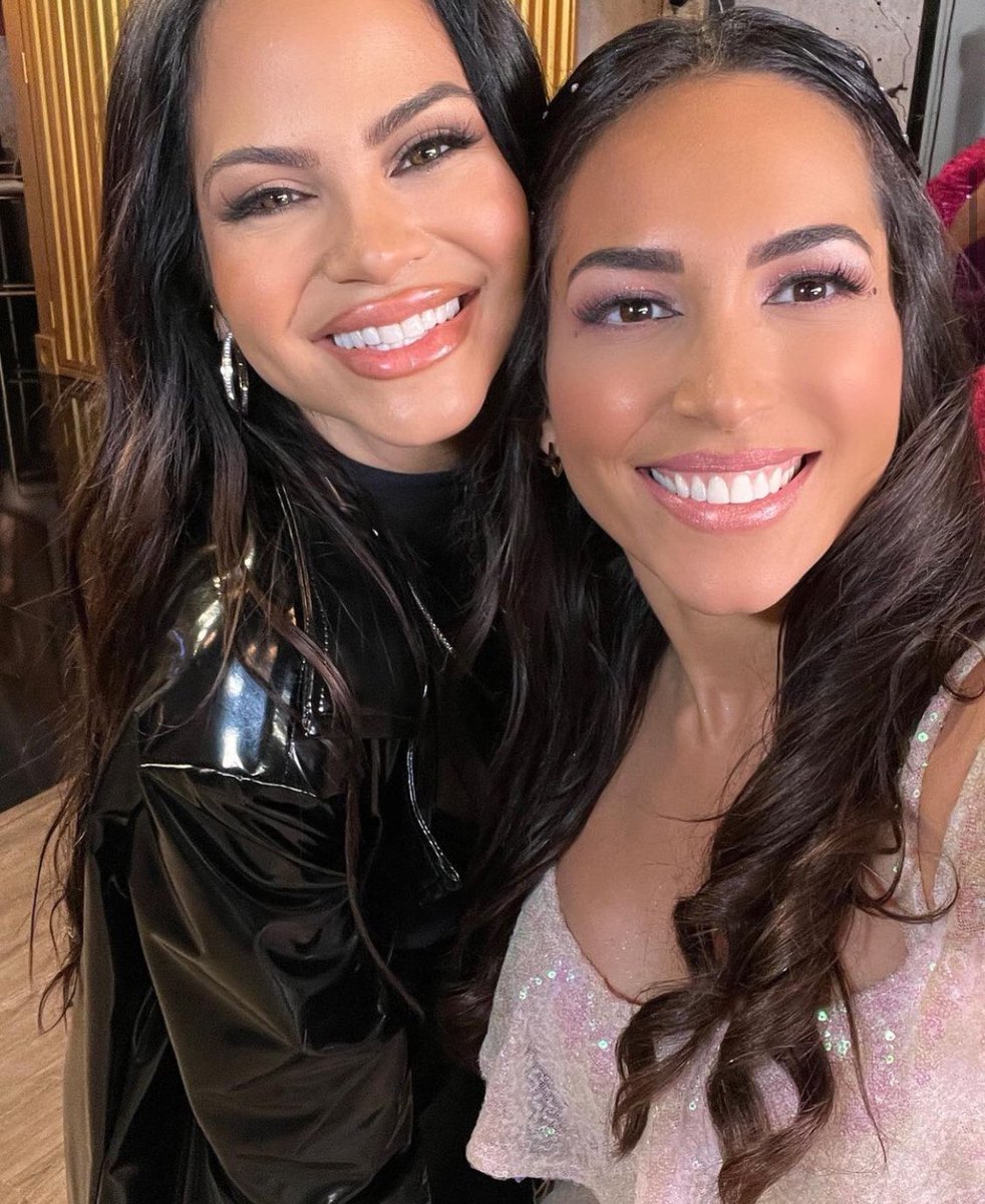 — Natti Natasha junto a Ana Isabelle