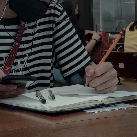 fliponpage's tweet photo. chika with a lil bit of studying at the café with my newly found friends in uni ♡ https://t.co/dVK9jaA51Q