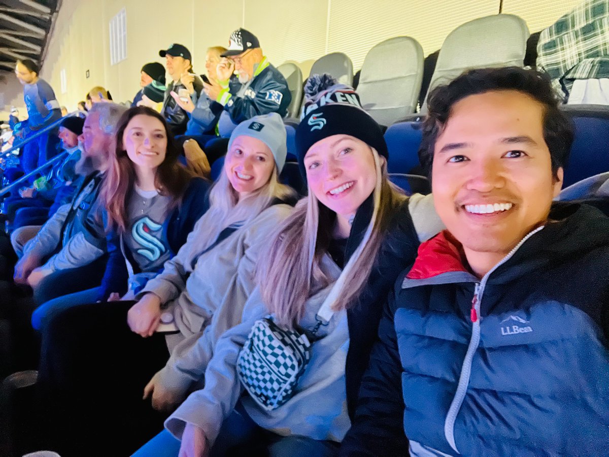 churesaa's tweet photo. Travel nurse things! #seakraken @SeattleKraken https://t.co/RRRJMZBfFh